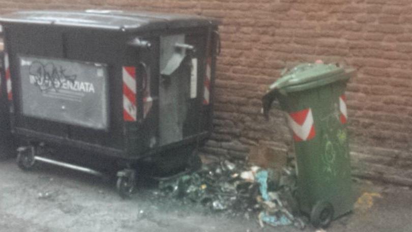 Ancora a fuoco i cassonetti