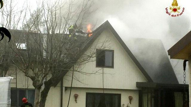 Si incendia il tetto di una villetta in legno