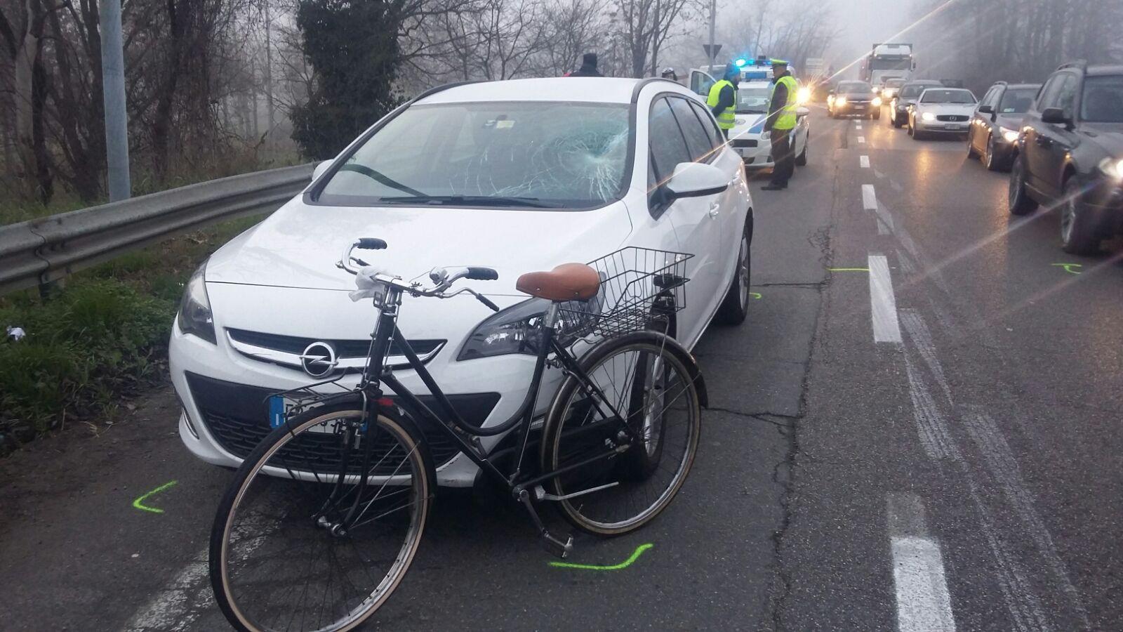Travolta in bici da un'auto, grave una donna