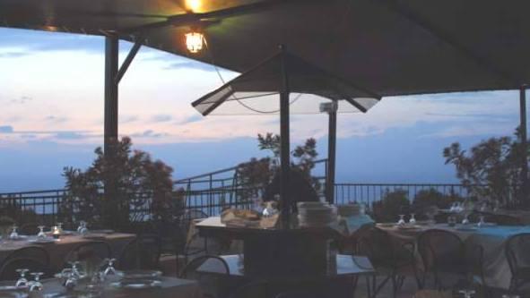 Un tramonto mozzafiato da una delle celebri terrazze de La Strega del Mare (Foto Enzo Russo) 