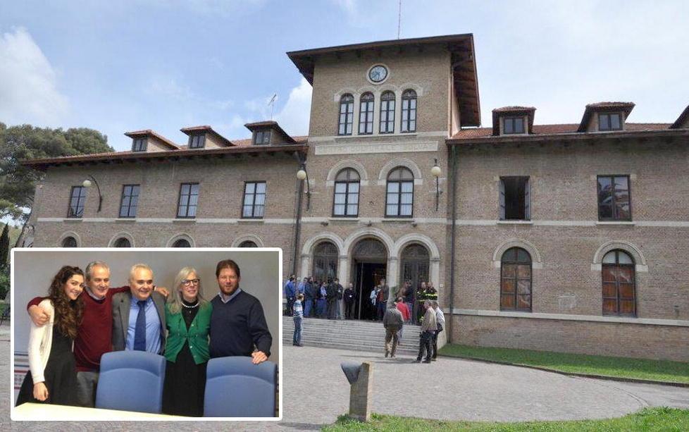 Il teatro Solvay e, nel riquadro, la giunta rosignanese riunita per la conferenza di fine anno