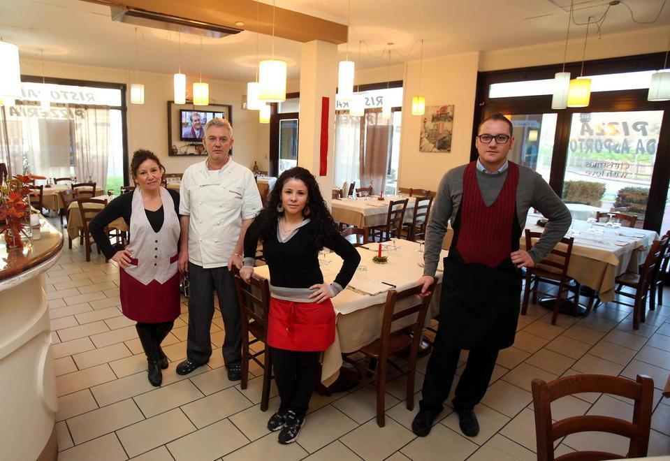 Lo staff della Locanda di Manù a Traversagna (Foto Nucci)
