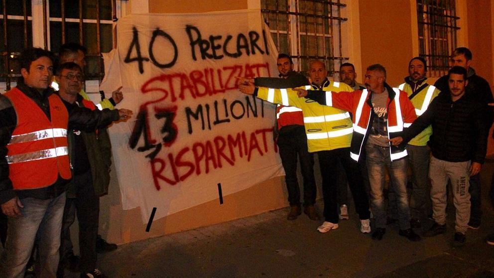 Protesta di un gruppo di precari Aamps nel novembre scorso (Repetti Pentafoto)