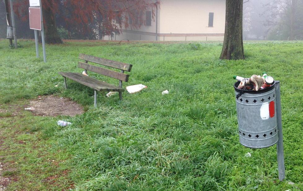 Troppi rifiuti lasciati nei parchi pubblici 