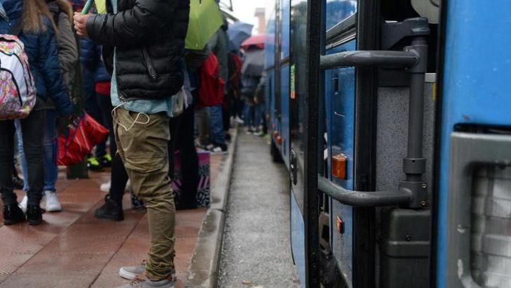 «Gli autobus devono arrivare prima dell’uscita dei ragazzi»