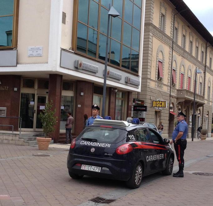 Pistola contro i cassieri rapinano banca in centro 