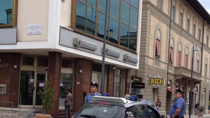 Pistola contro i cassieri rapinano banca in centro
