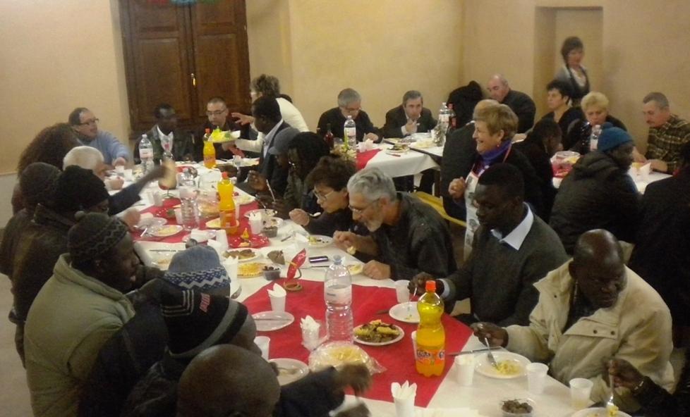 Cenone multietnico con gli immigrati