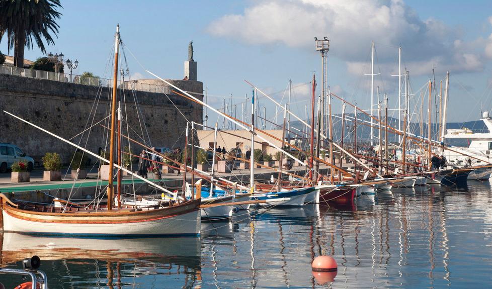 Gozzi e lance in mostra nel porto vecchio d’Alguer 