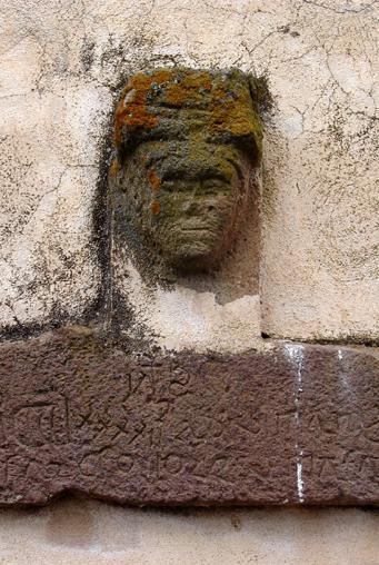 Fedeli in festa con il vescovo nella chiesa di Santo Stefano