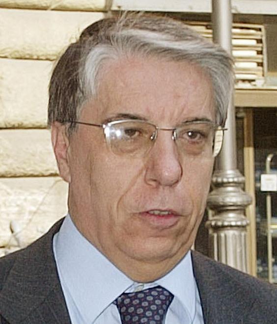 Il vicino di casa Giovanardi: «Oscuro business, interrogo il Senato»