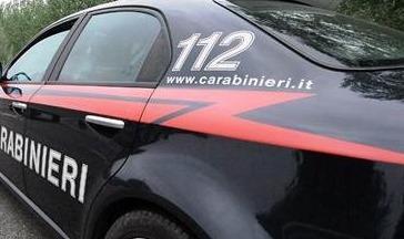 Lo sfregia col vetro di un calice rotto
