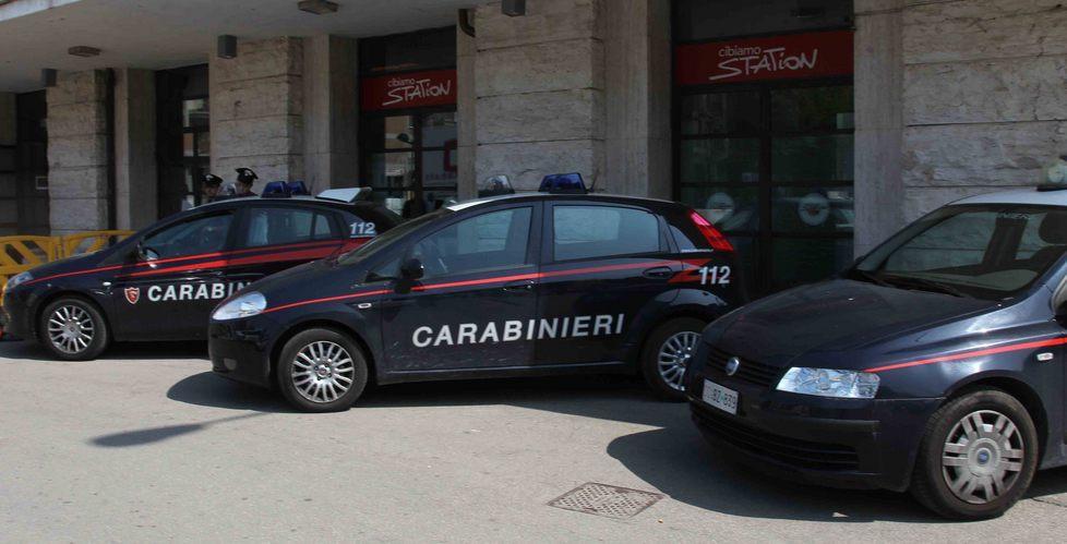 Reggio Emilia, spaccia cocaina davanti ai carabinieri che lo arrestano