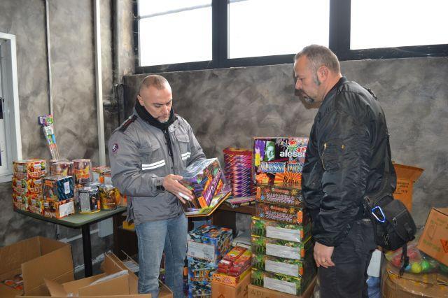 Il materiale pirotecnico sequestrato dalla polizia