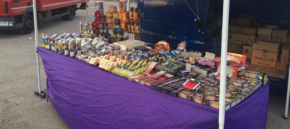 Botti vietati a Sassari, ma per strada la vendita è libera 