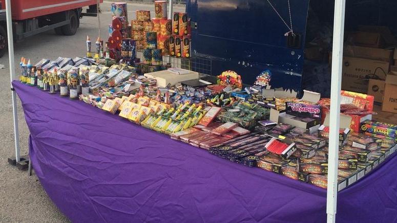 Botti vietati a Sassari, ma per strada la vendita è libera