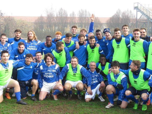 Foto di gruppo per i giocatori del Prato e quelli della Polisportiva Aurora
