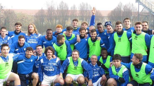 Foto di gruppo per i giocatori del Prato e quelli della Polisportiva Aurora