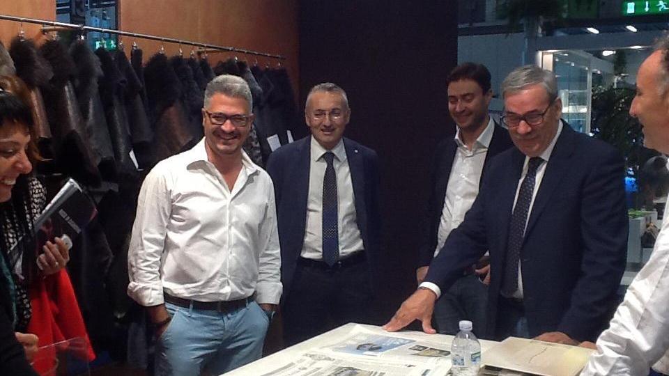 Il sindaco Gabbanini (il secondo da destra) durante una visita a Lineapelle (Foto di repertorio)