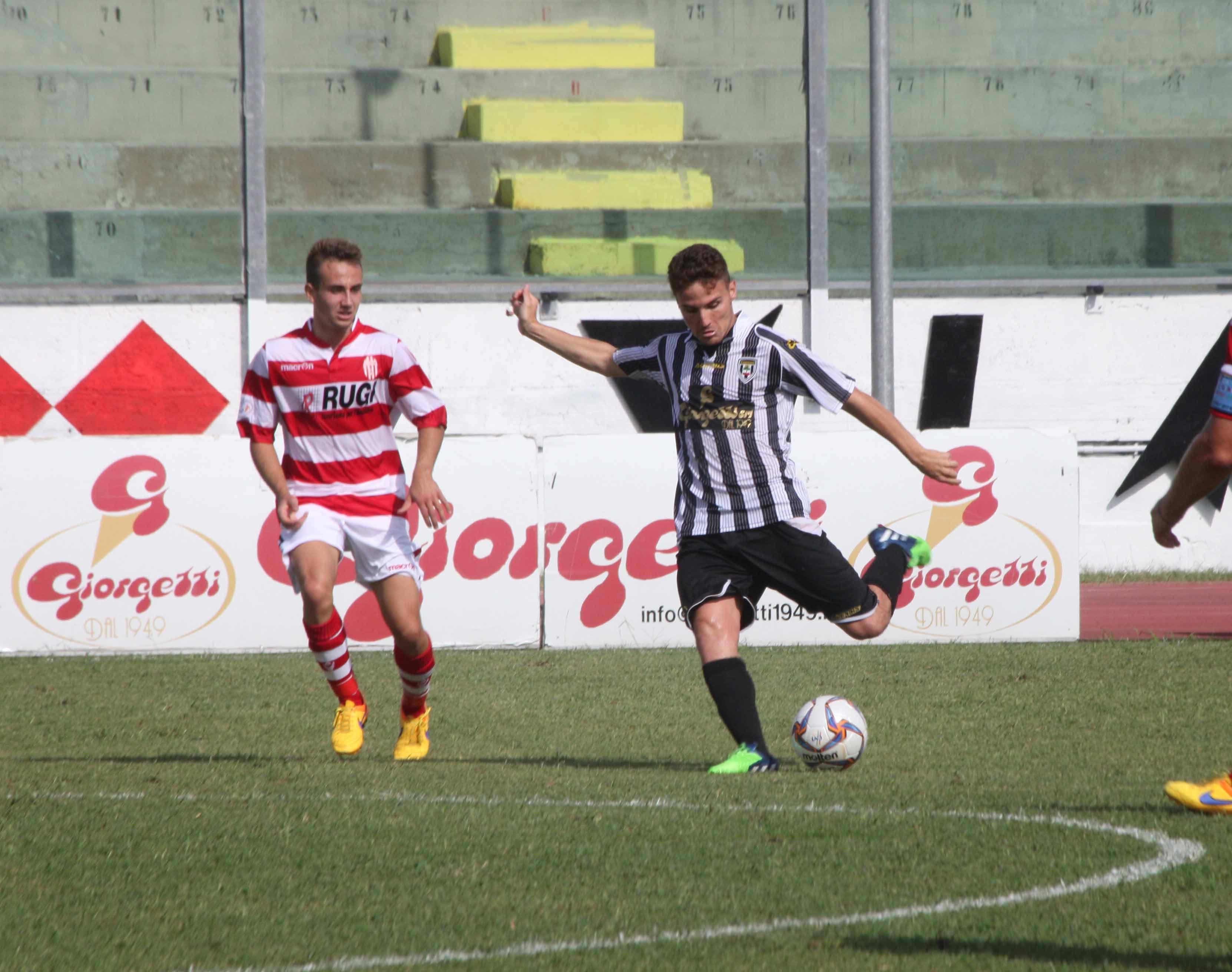 Il centrocampista del Viareggio Fabio Rosati (foto Ciurca/Paglianti)