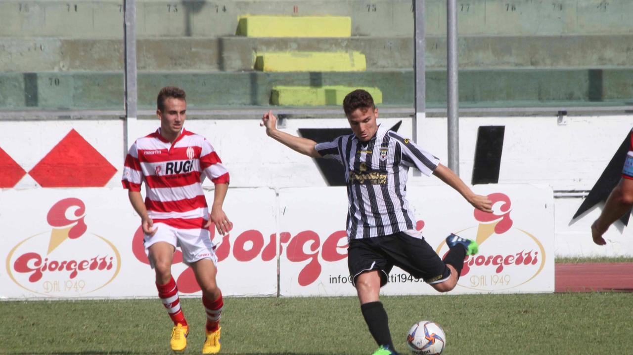 Il centrocampista del Viareggio Fabio Rosati (foto Ciurca/Paglianti)