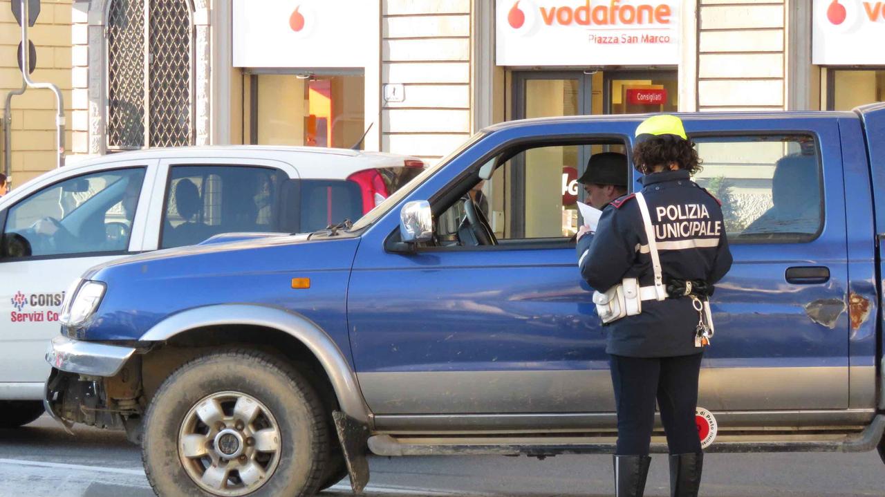 Controlli della Polizia municipale in piazza San Marco