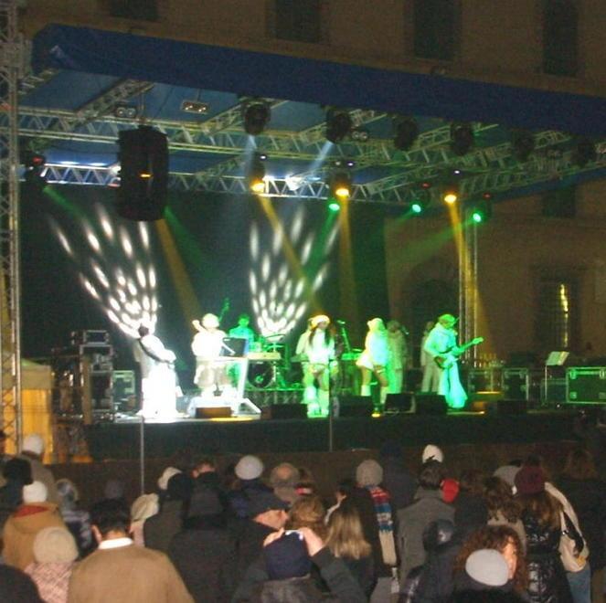 Festa in piazza a tutta musica col doppio brindisi