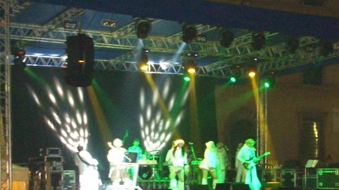 Festa in piazza a tutta musica col doppio brindisi