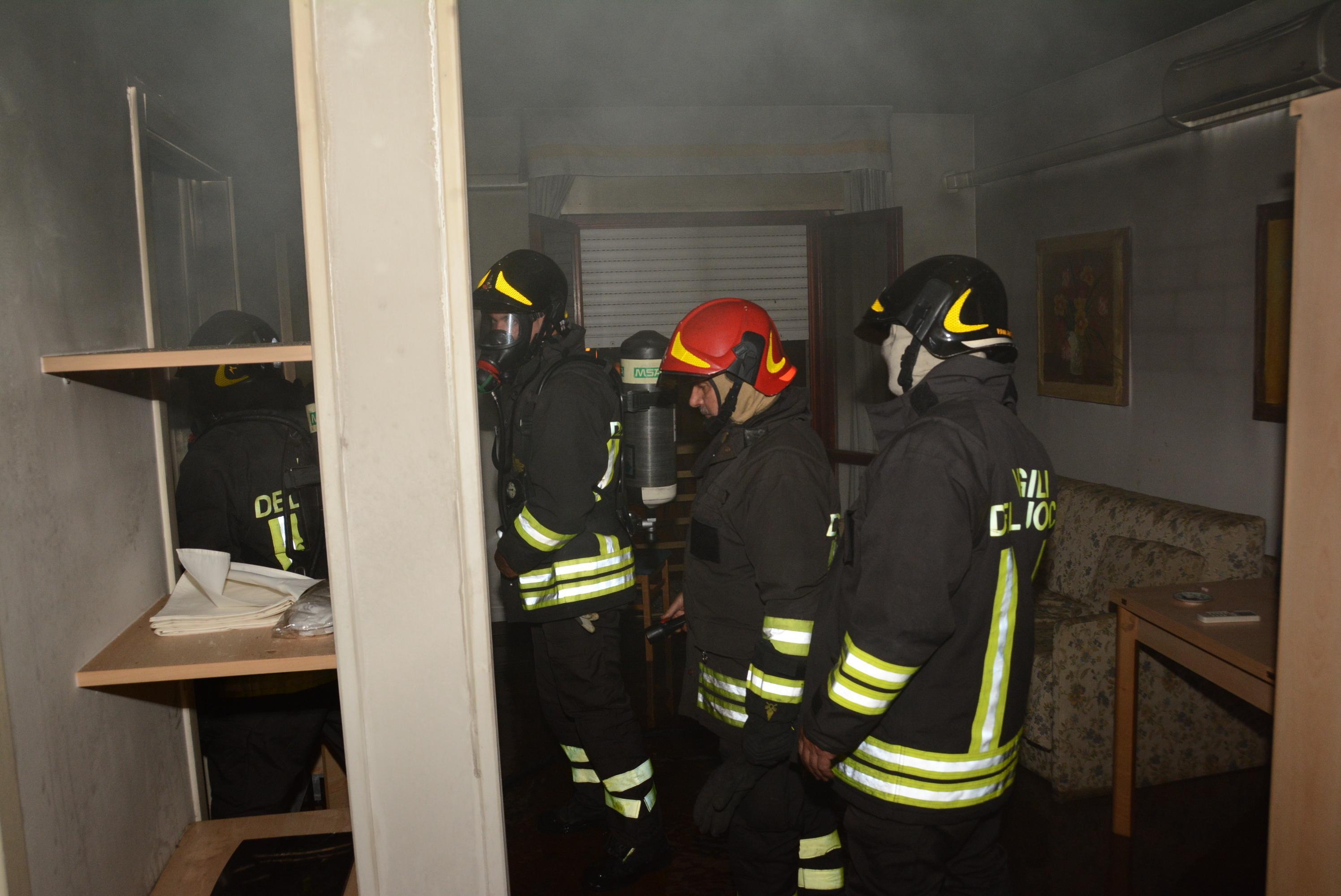 Intervento dei vigili del fuoco in un appartamento in un'immagine d'archivio