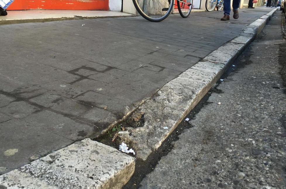 Buche e marciapiedi sconnessi Tante le situazioni di pericolo