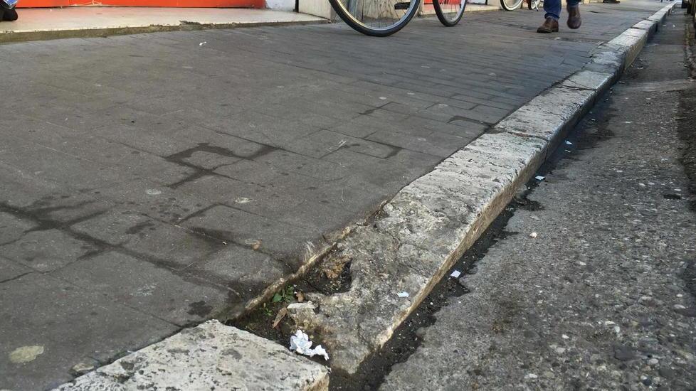 Buche e marciapiedi sconnessi Tante le situazioni di pericolo
