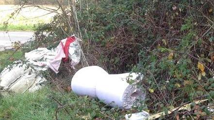 Strada di campagna trasformata in comoda discarica