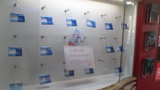 Furto con spaccata al Centro Tim in due minuti rubano 30 telefoni 