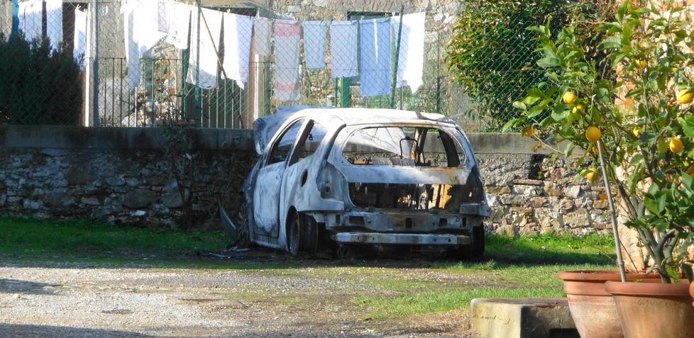 Fiamme nella notte danno fuoco all’auto e alla porta di casa 