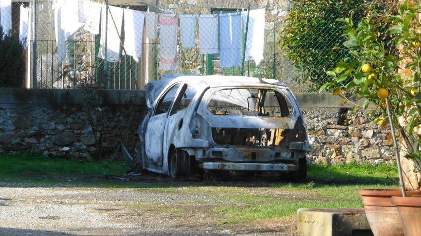 Fiamme nella notte danno fuoco all’auto e alla porta di casa