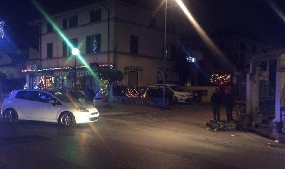 Due minori con lo scooter contro un muro