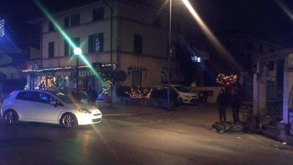 Due minori con lo scooter contro un muro