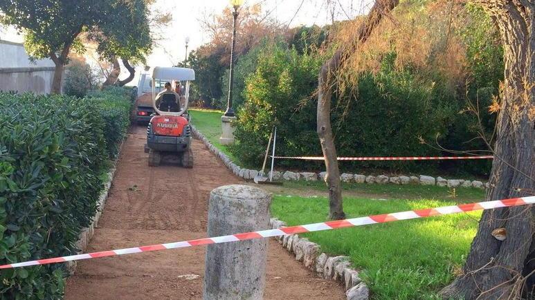 Stop a buche e dislivelli sulla passeggiata vista mare