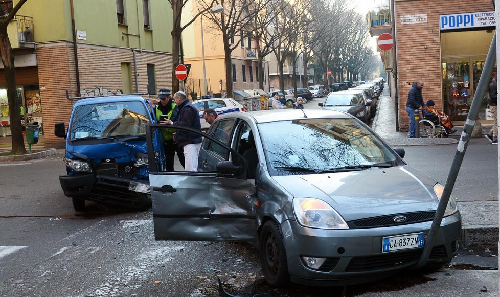 Schianto all’incrocio in via Puccini: due persone ferite