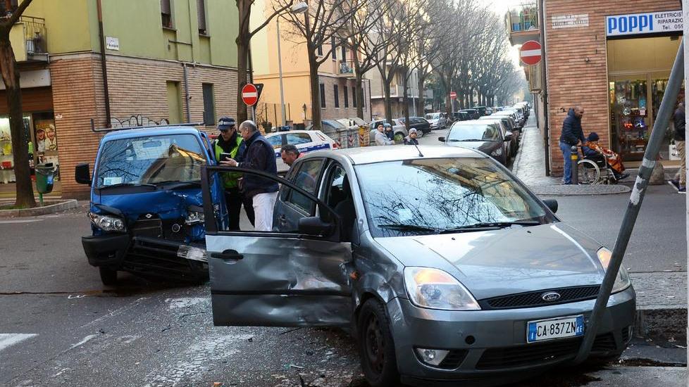 Schianto all’incrocio in via Puccini: due persone ferite