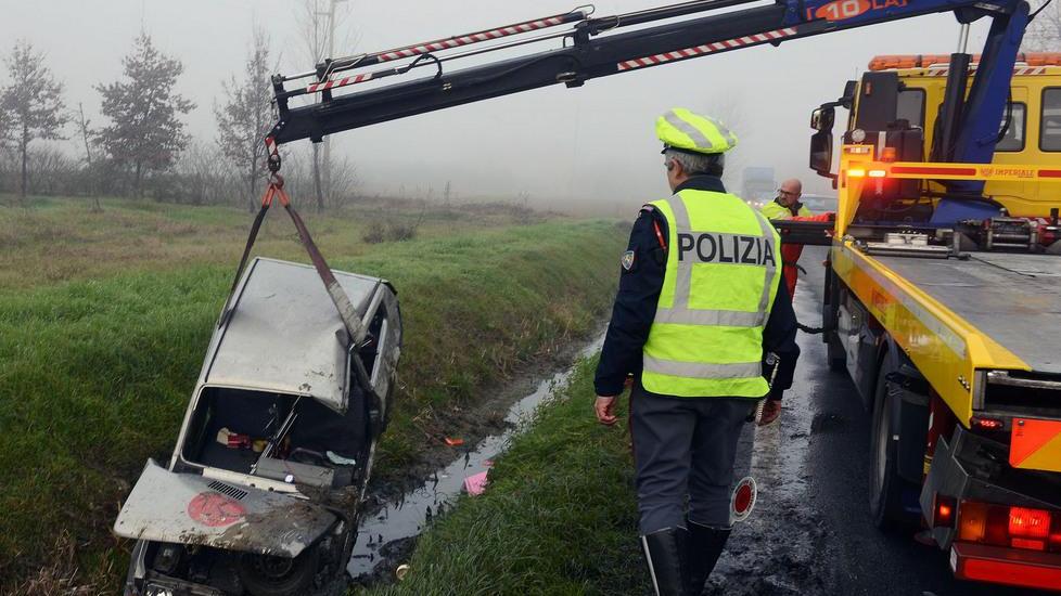 Esce di strada e finisce nel fosso: 41enne in ospedale
