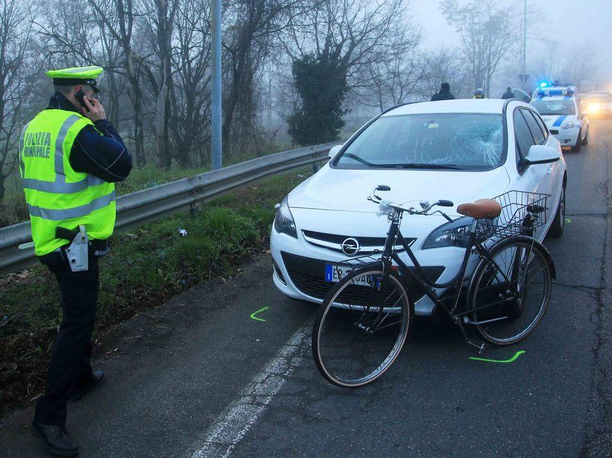 Travolta in bici da un’auto sul ponte 