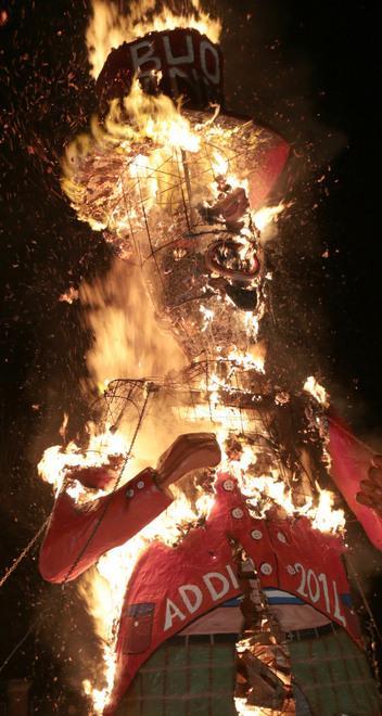 A Castelnovo Sotto torna l’antico rito del Vecchione a fuoco 