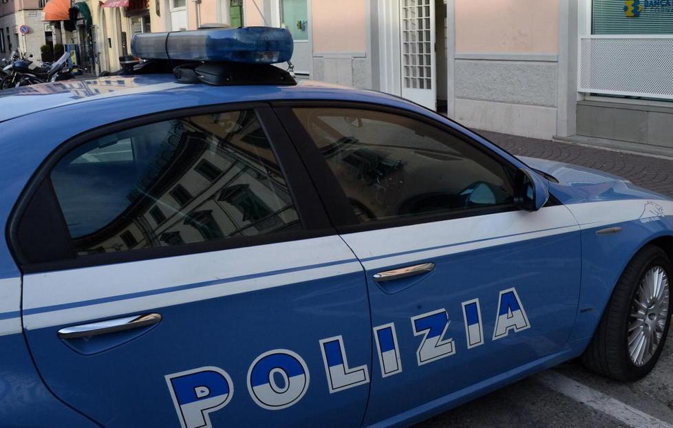 Picchia i genitori e distrugge la casa 