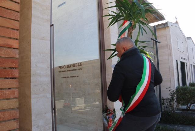 Il sindaco di Magliano nella cappella di Pino Daniele (Foto Enzo Russo)