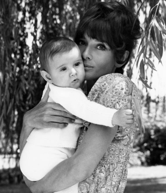 Luca Dotti in braccio a sua madre Audrey Hepburn nel 1971 (foto Henry Clarke - Condè Nast Archive/Corbis