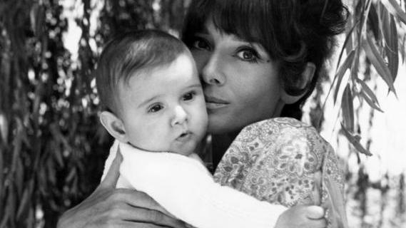 Luca Dotti in braccio a sua madre Audrey Hepburn nel 1971 (foto Henry Clarke - Condè Nast Archive/Corbis