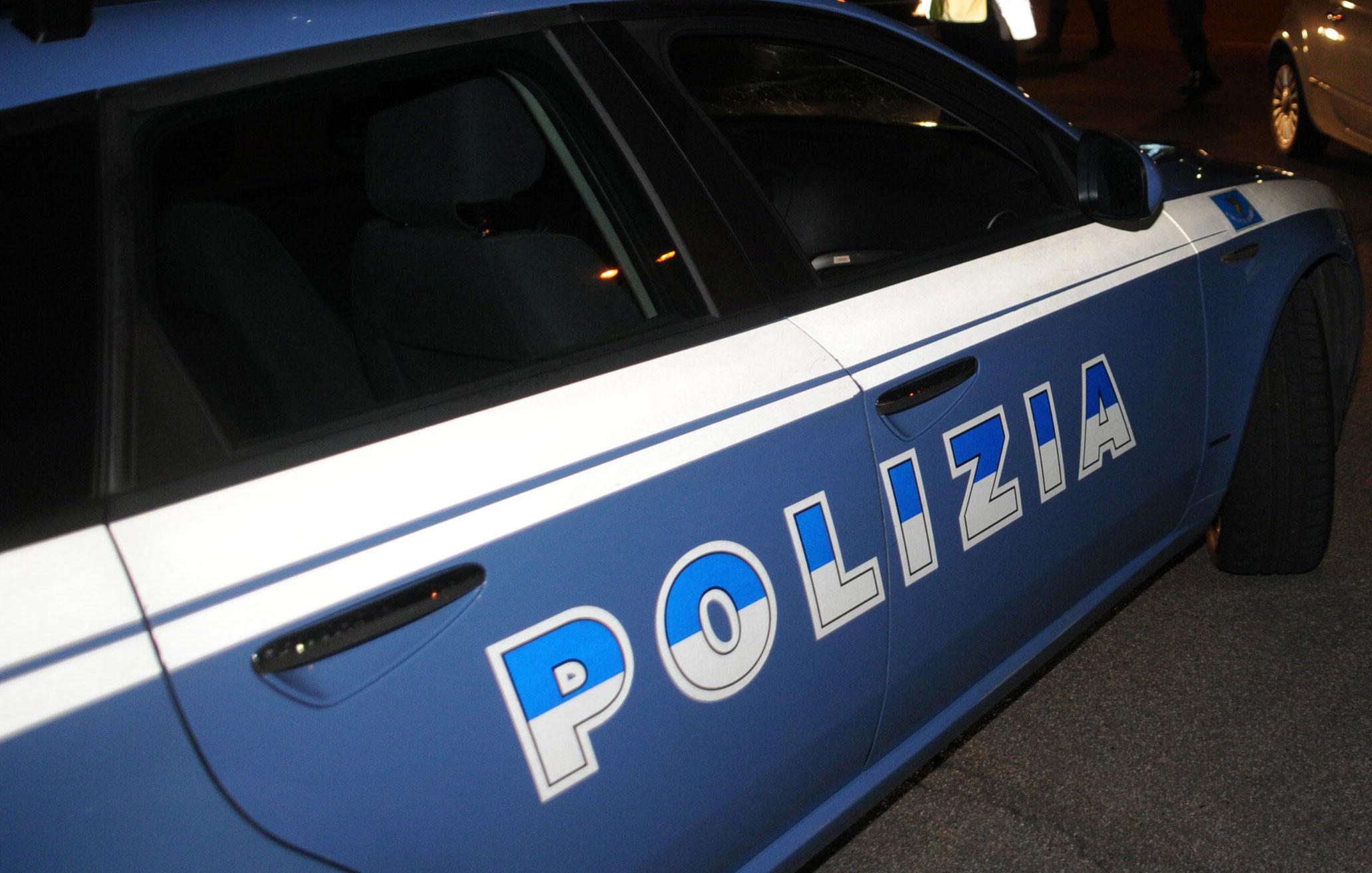 Ruba sulle auto con la figlia minorenne: arrestato 