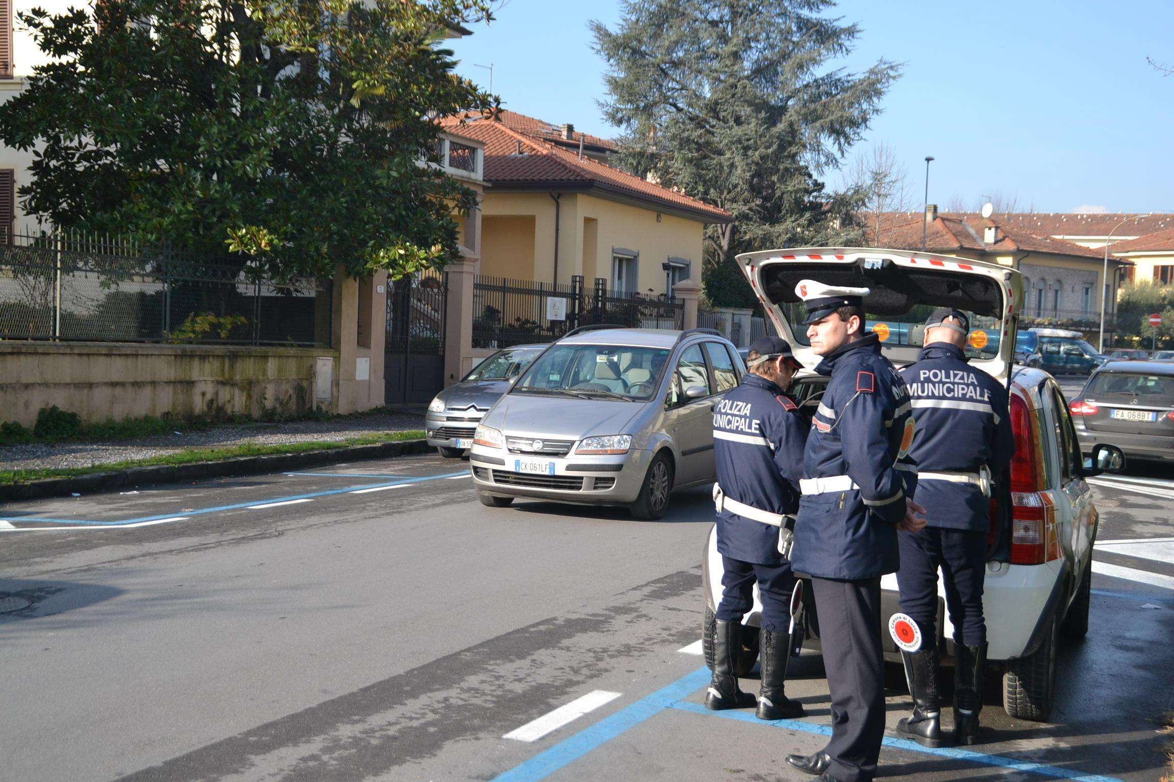 Controlli dei vigili nei giorni di targhe alterne