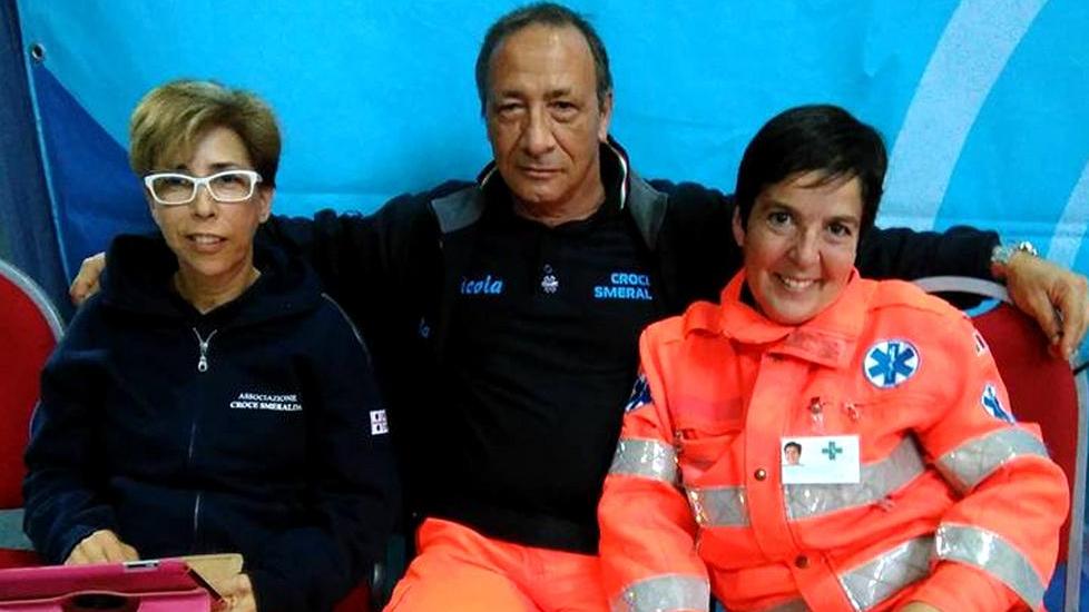Nicola Vacca con altre due volontarie della Croce Smeralda